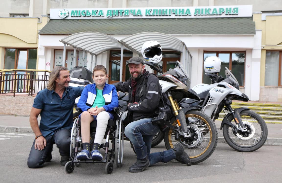 Відомі британські мотомандрівники зібрали кошти для дітей, що одужують у Львові