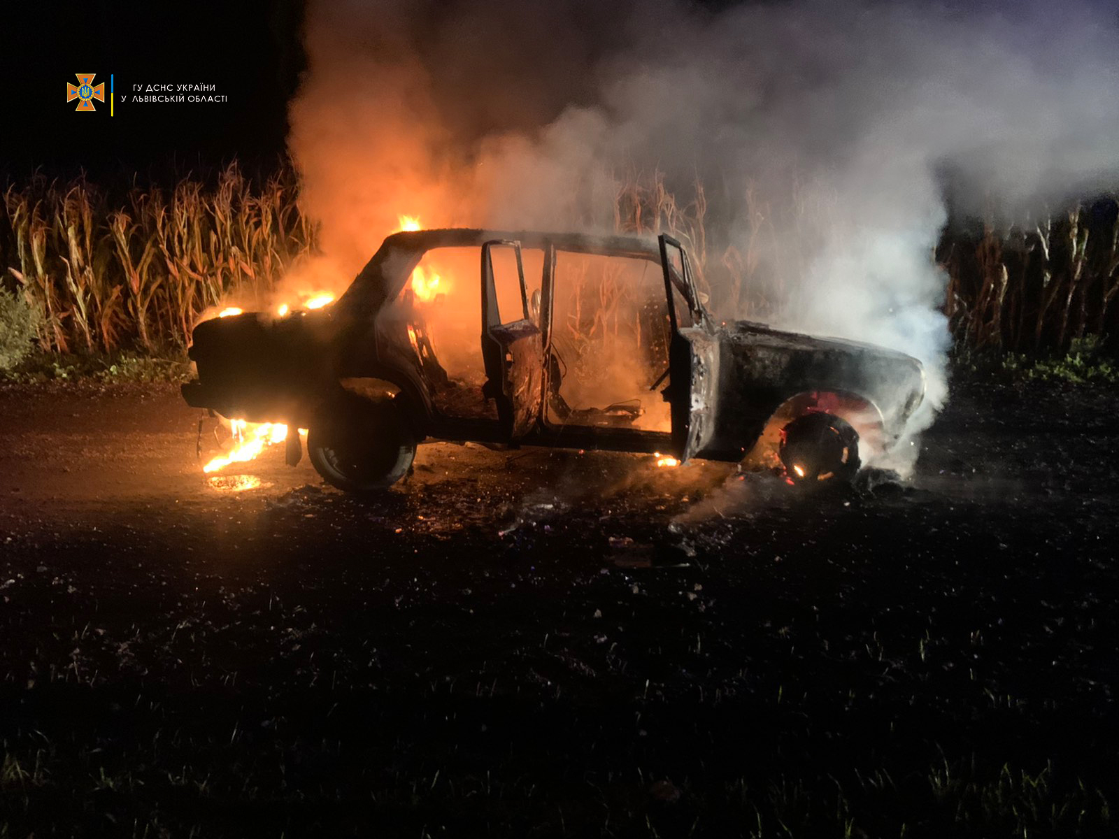 В полі на Червоноградщині вщент вигоріли «Жигулі»