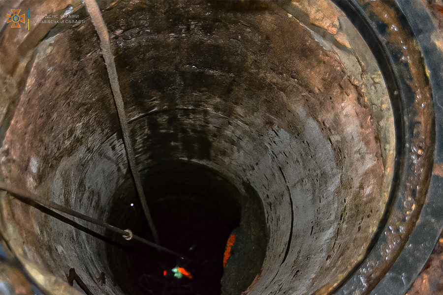 У Львові працівник водоканалу застряг у каналізаційному колекторі