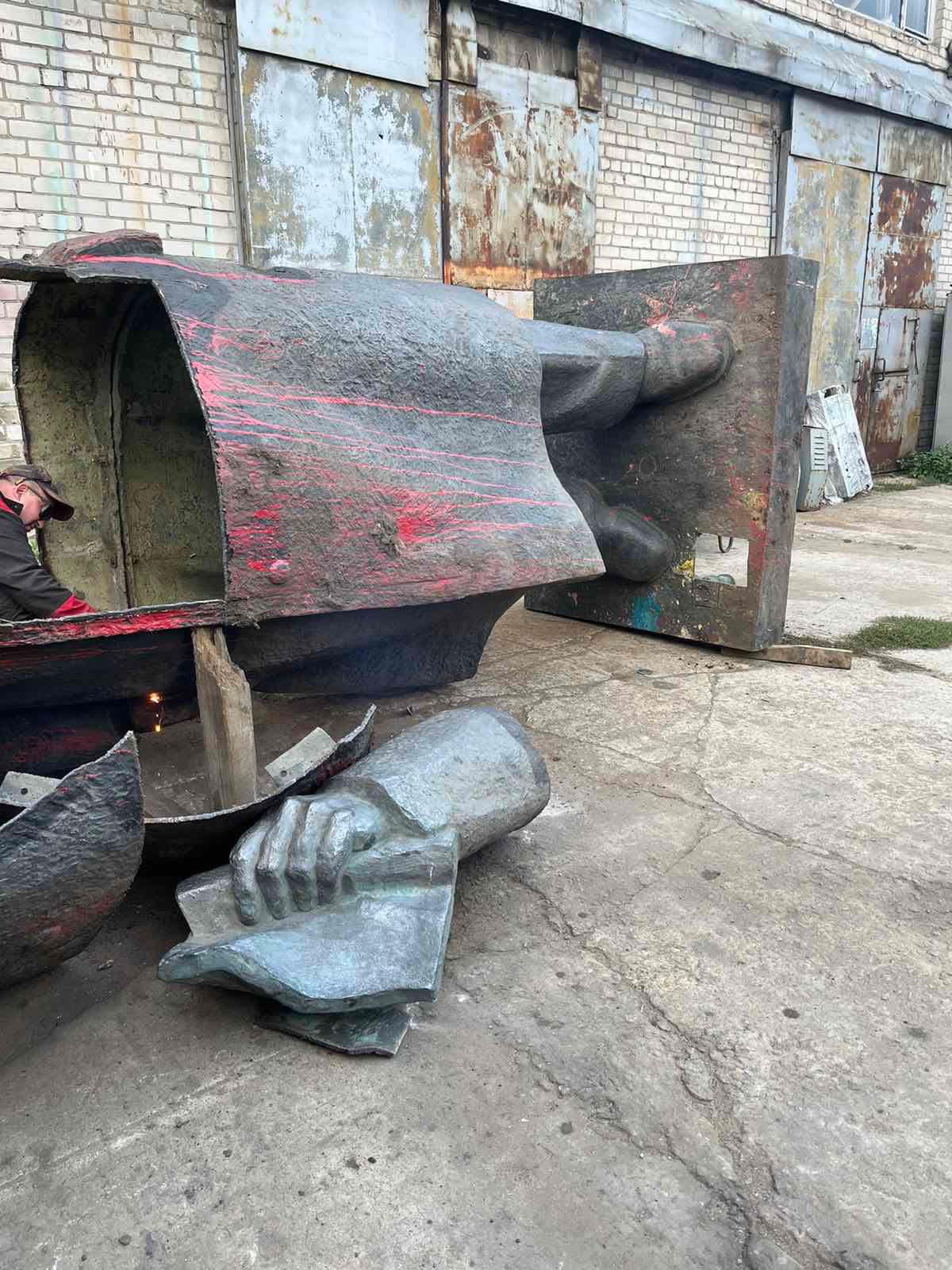 Майже 740 тисяч гривень за Леніна: в Слов’янську продали пам’ятник вождю