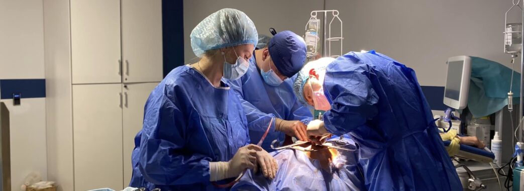 У 67-річної жінки, яку турбувало оніміння ніг, львівські медики виявили 8-сантиметрому пухлину нирки