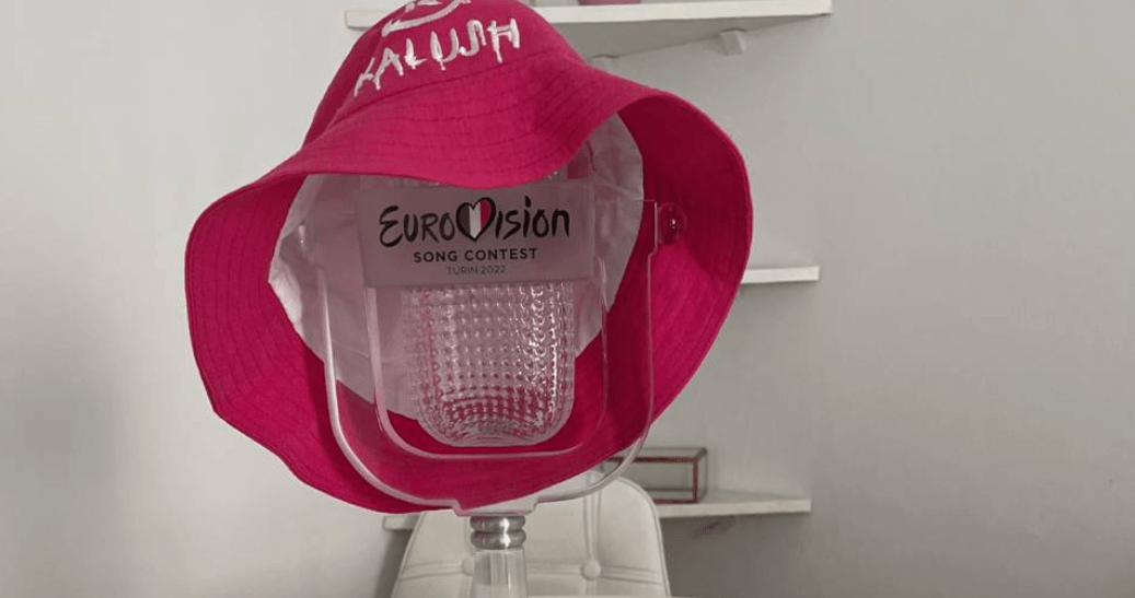 Kalush Orchestra вручили новий кришталевий мікрофон замість проданого на аукціоні для ЗСУ