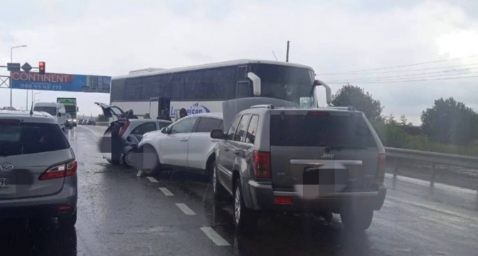 Поблизу Львова зіткнулись 5 транспортних засобів