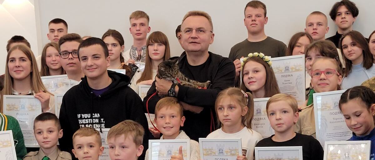 Мер Львова та кіт Левчик подякували школярам-волонтерам