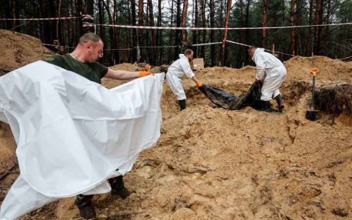 Ексгумація тіл в Ізюмі на Харківщині триватиме ще два тижні