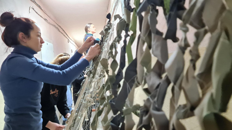 У Львові плетуть найбільшу маскувальну сітку країни