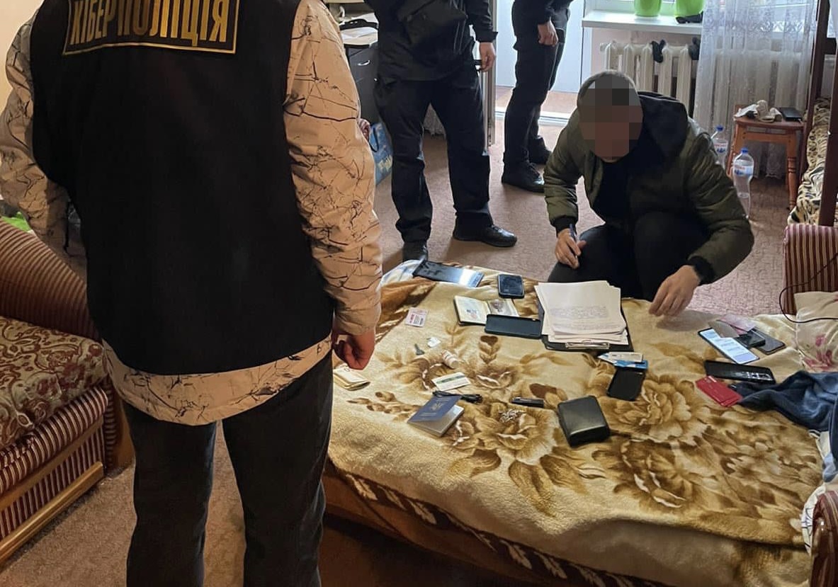 У Львові викрили шахрая, який обіцяв документи для виїзду за кордон і зникав