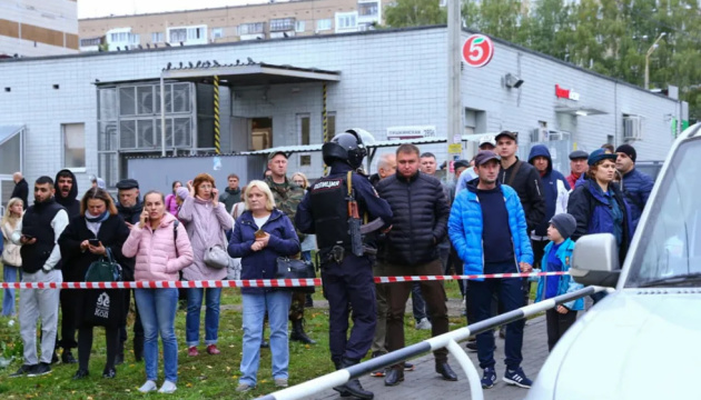 У російському Іжевську сталася стрілянина в школі — колишній випускник вбив тринадцять осіб