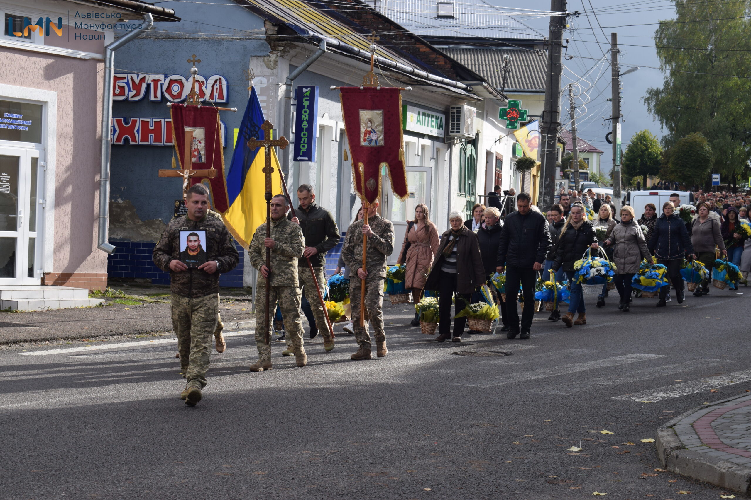 За прикладом одягнула форму і дружина: Самбірщина попрощалась з легендарним воїном Василем Пелишом