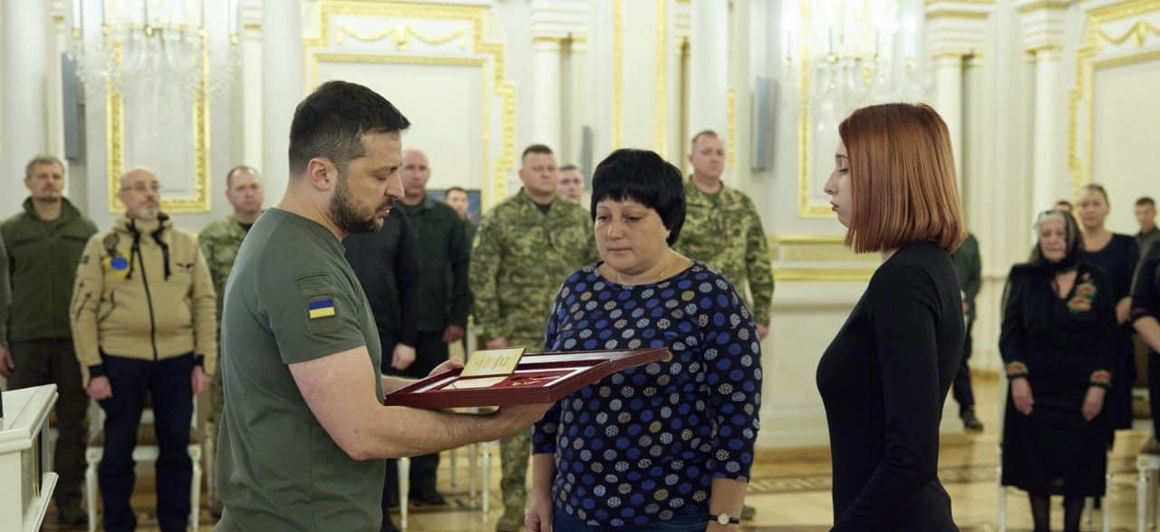 Рідним загиблого у Маріуполі прикордонника з Самбора вручили орден «Золота Зірка»