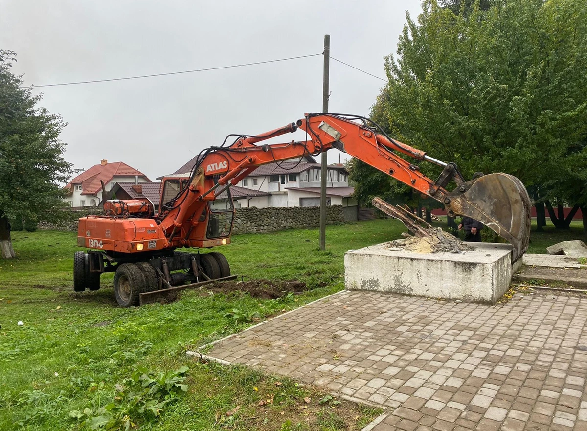З подвір’я маєтку Митрополита Андрея Шептицького забрали радянський пам’ятник (ВІДЕО)