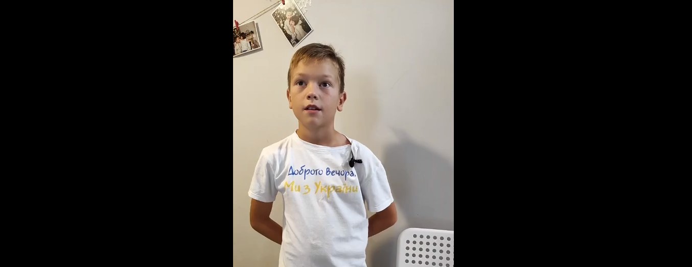 Доброго вечора, ми з України: 9-річний волонтер розіграв марки серед учасників збірки на авто для ЗСУ