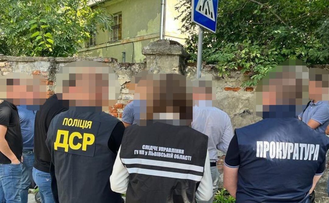 28-річного директора львівського благодійного фонду підозрюють у сприянні виїзду за кордон призовників