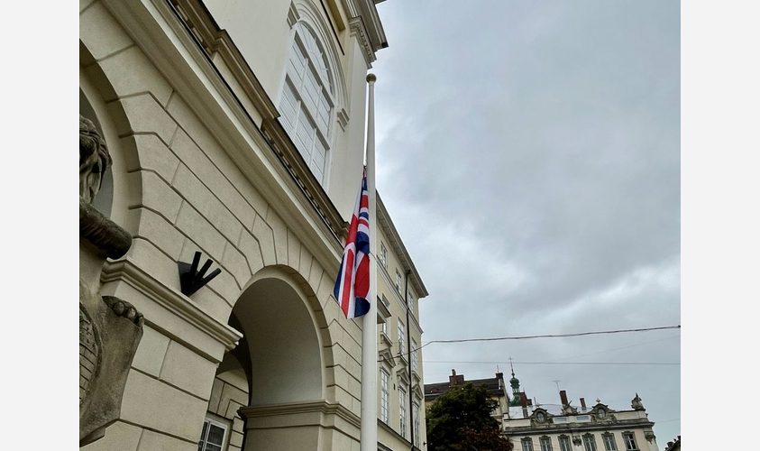 На флагштоку перед Львівською мерією вивісили прапор Великої Британії