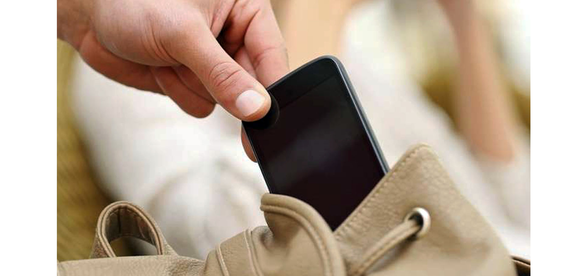 У Львові на Левандівці дві жінки обікрали школярку