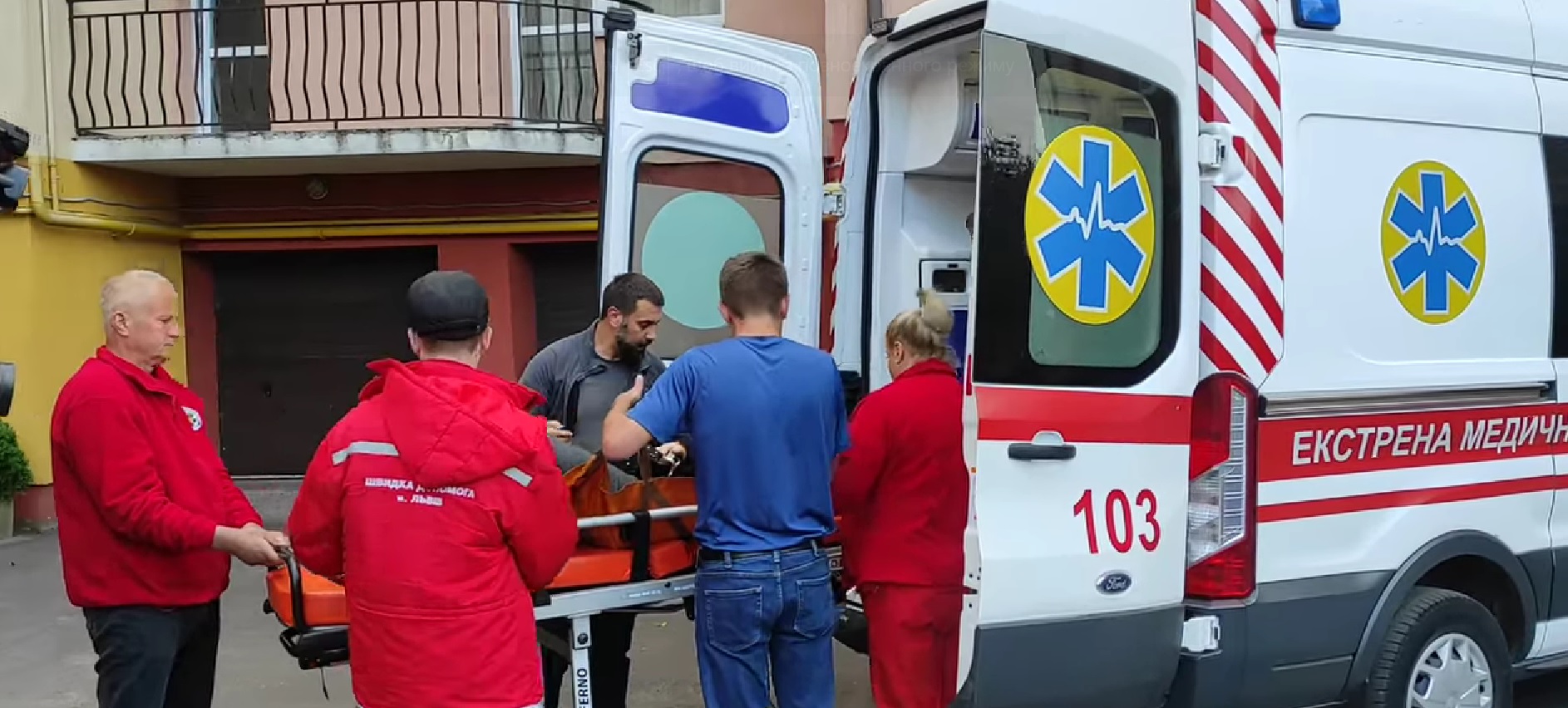 Дружину волонтера Літинського швидкою забрали до лікарні: обшук помешкання триває