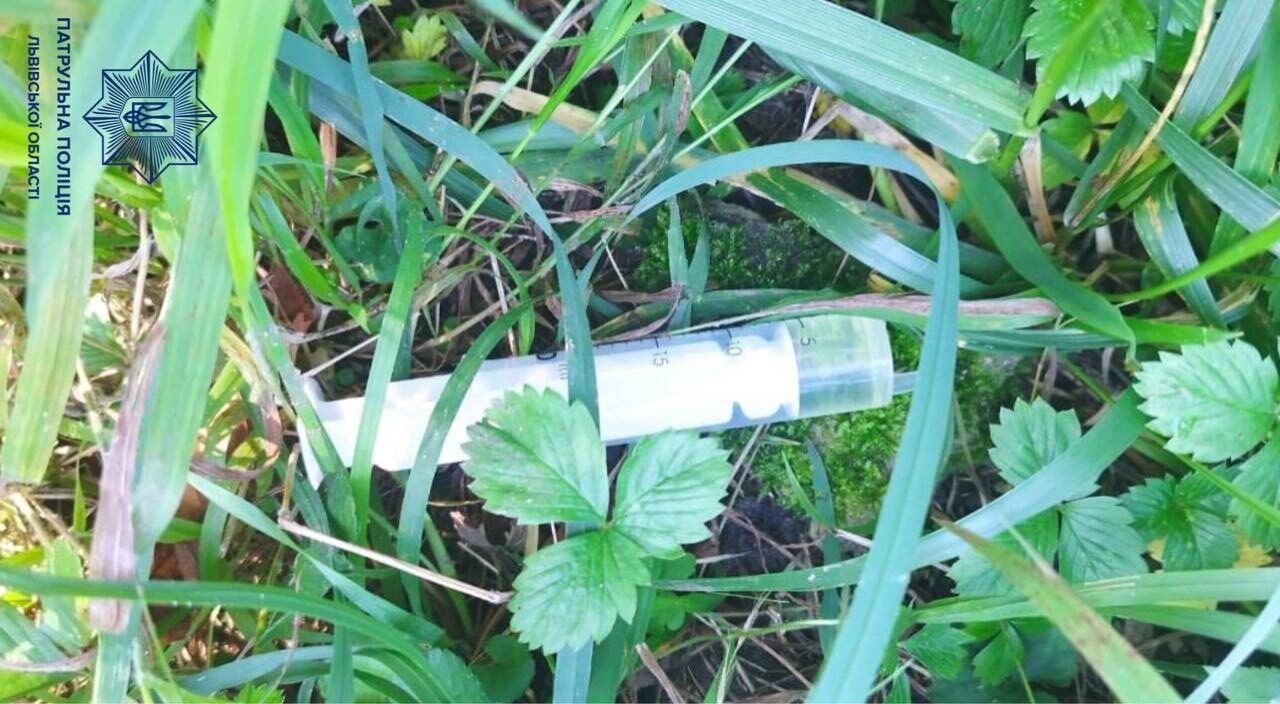 Біля львівської школи патрульні виявили чоловіка зі шприцом у руці