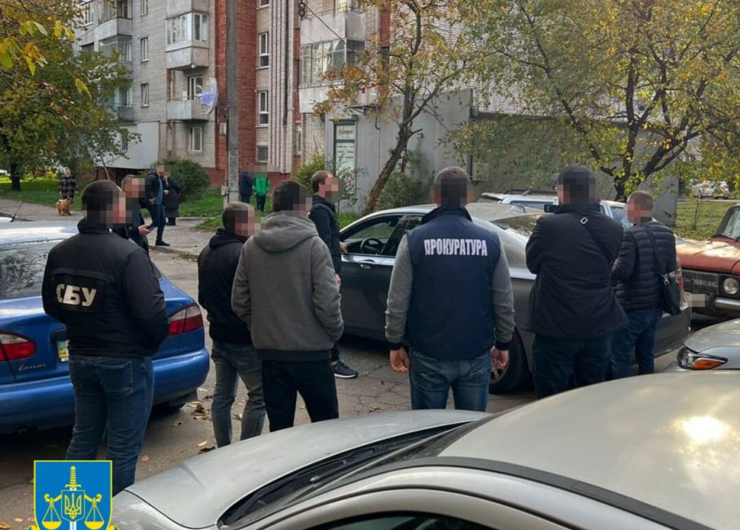 У Львові викрили чоловіка, який вносив чоловіків у базу даних, що дозволяло виїздити за кордон