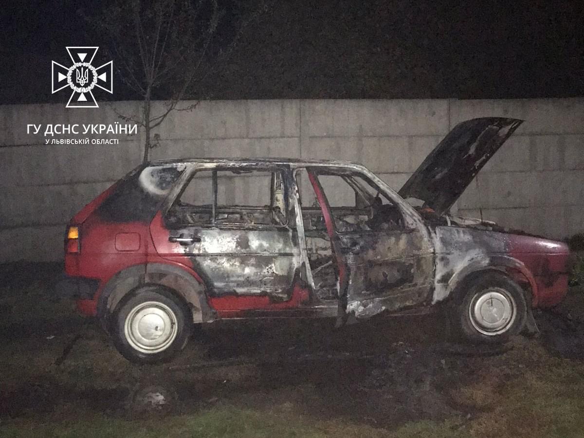 Поблизу Рави-Руської вщент згорів автомобіль «Volkswagen Golf»