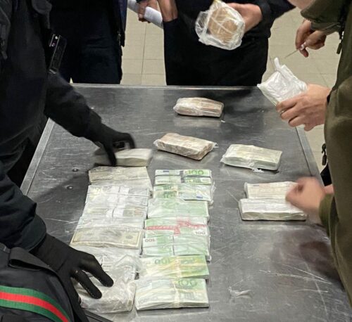 Мала при собі російський паспорт: українка намагалась вивезти до Польщі сотні тисяч доларів і євро