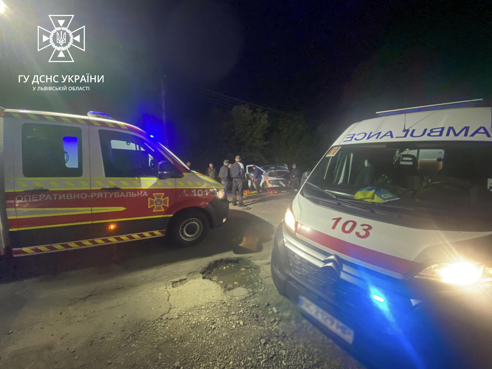 На Самбірщині зіткнулися мікроавтобус і легковик: шість людей потрапили до лікарні