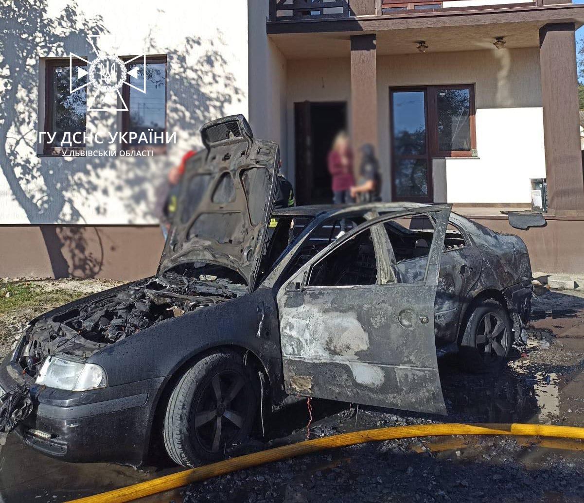 Вчора у Львові горіли дві автівки: одну врятувати не вдалось