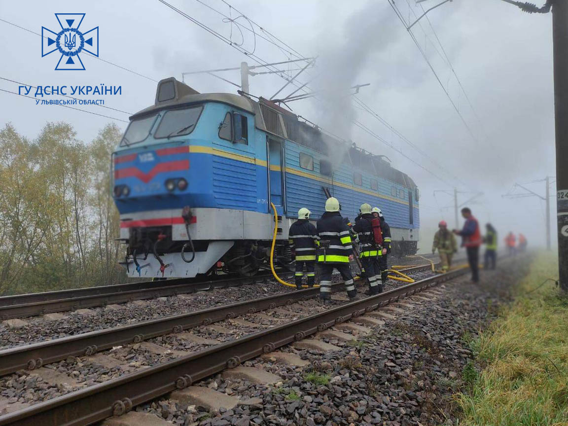 На Золочівщині загорівся локомотив пасажирського потяга