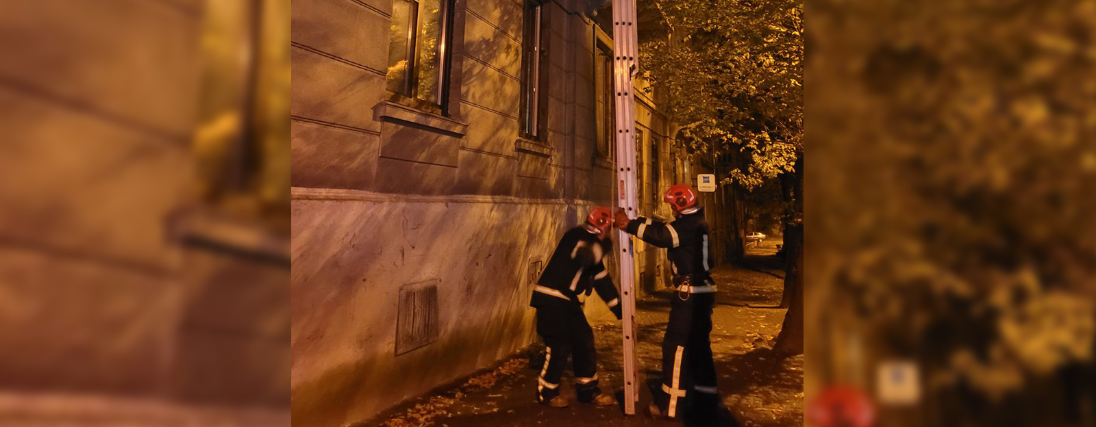 У Львові вогнеборці витягнули чоловіка з палаючого офісу