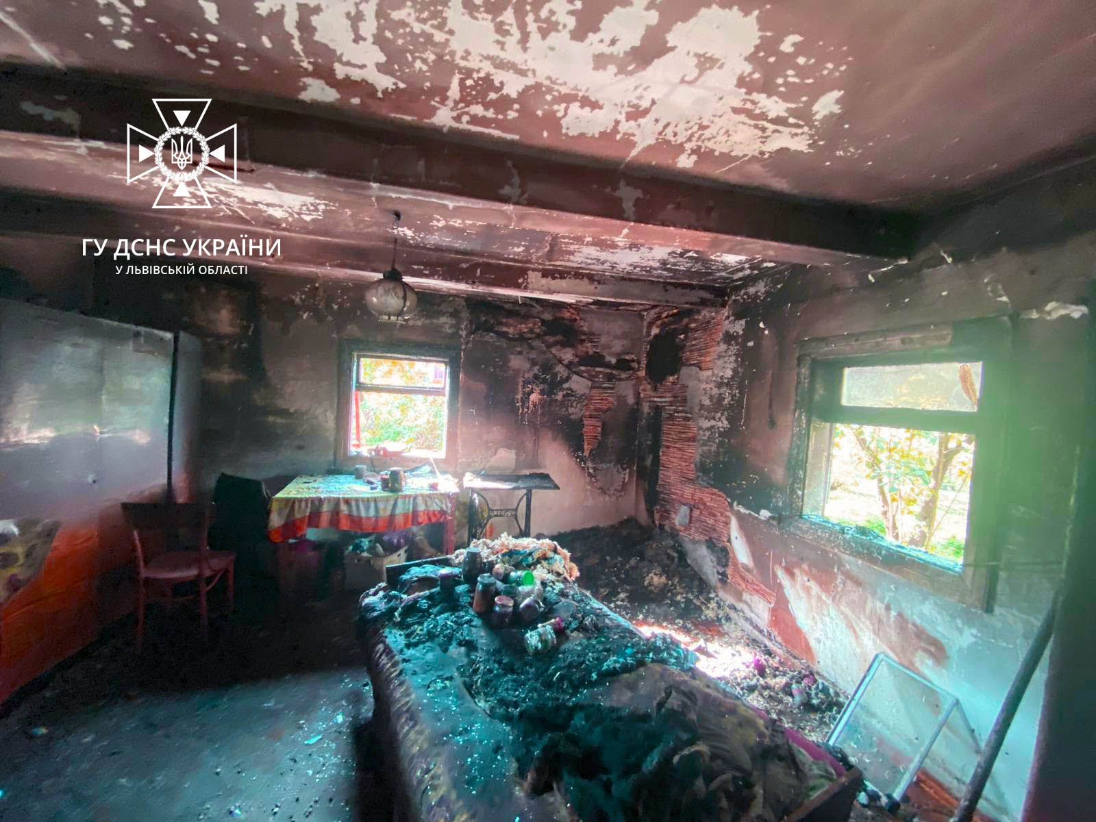 На Львівщині 92-річна бабуся ледь не згоріла в пожежі власного дому