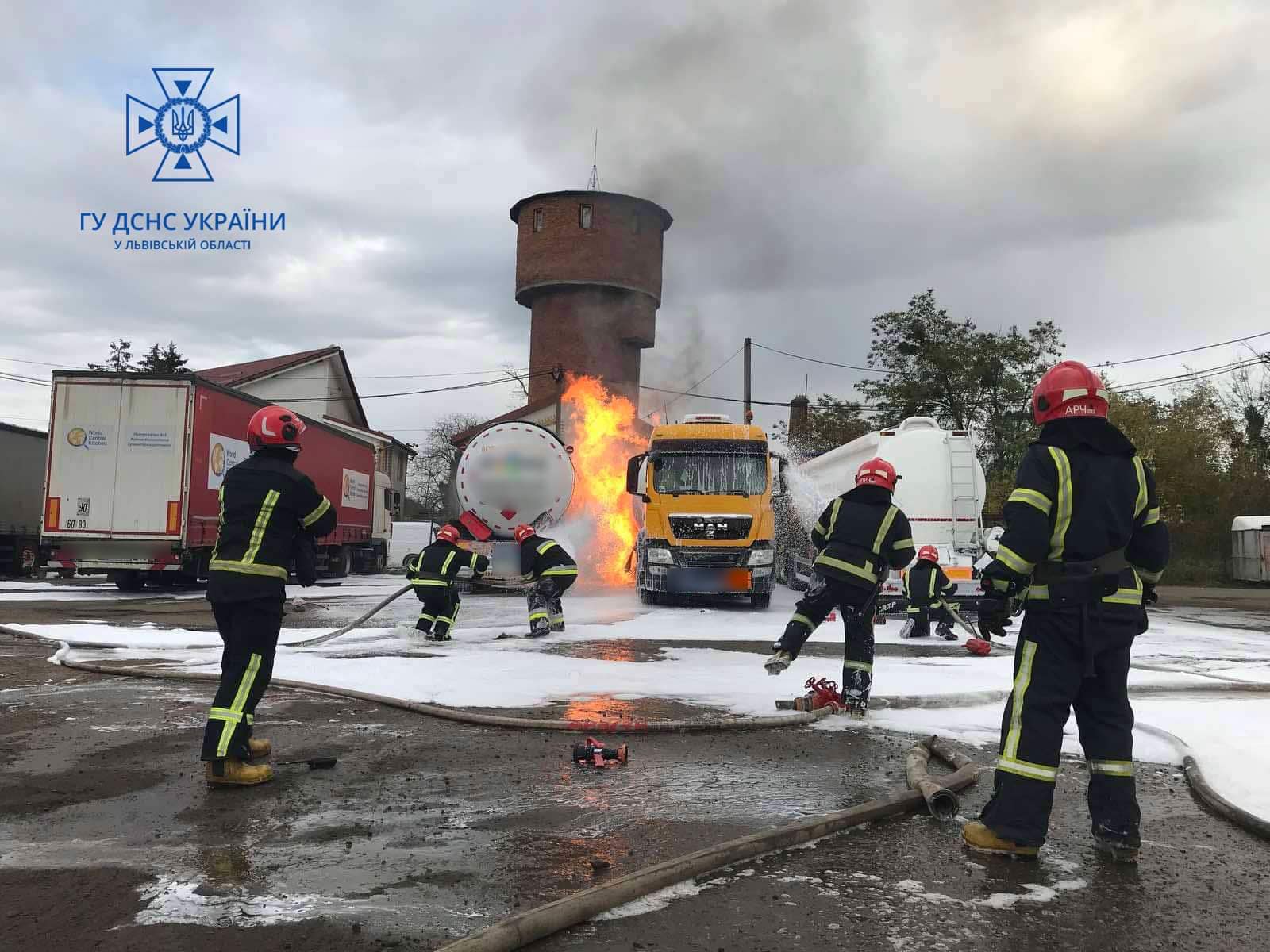 Постраждали водії: на Львівщині палала вантажівка
