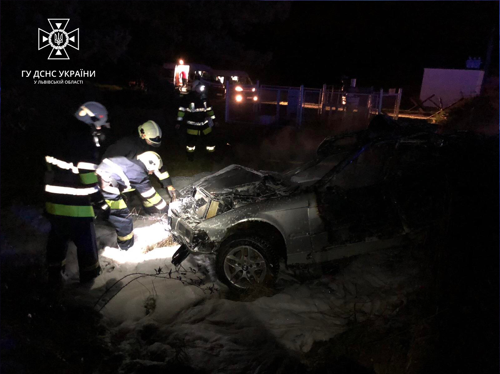 Поблизу Бродів злетіла з дороги і загорілась BMW: одна людина загинула