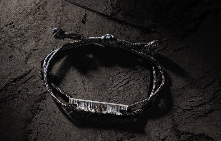 Україна продає браслети з металу з «Азовсталі», щоб закупити дрони для ЗСУ