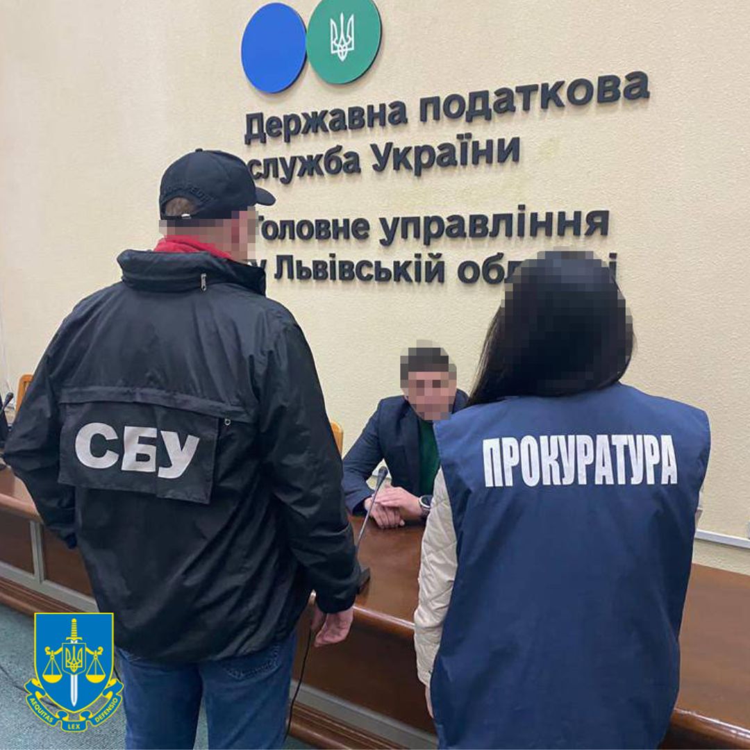 Незаконно відшкодовували ПДВ і продавали інформацію: у Львові затримали податківців