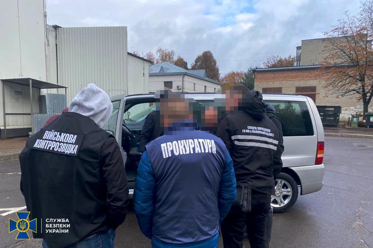 Мешканець Львівщини допомагав ухилянтам виїхати за кордон за $10 000