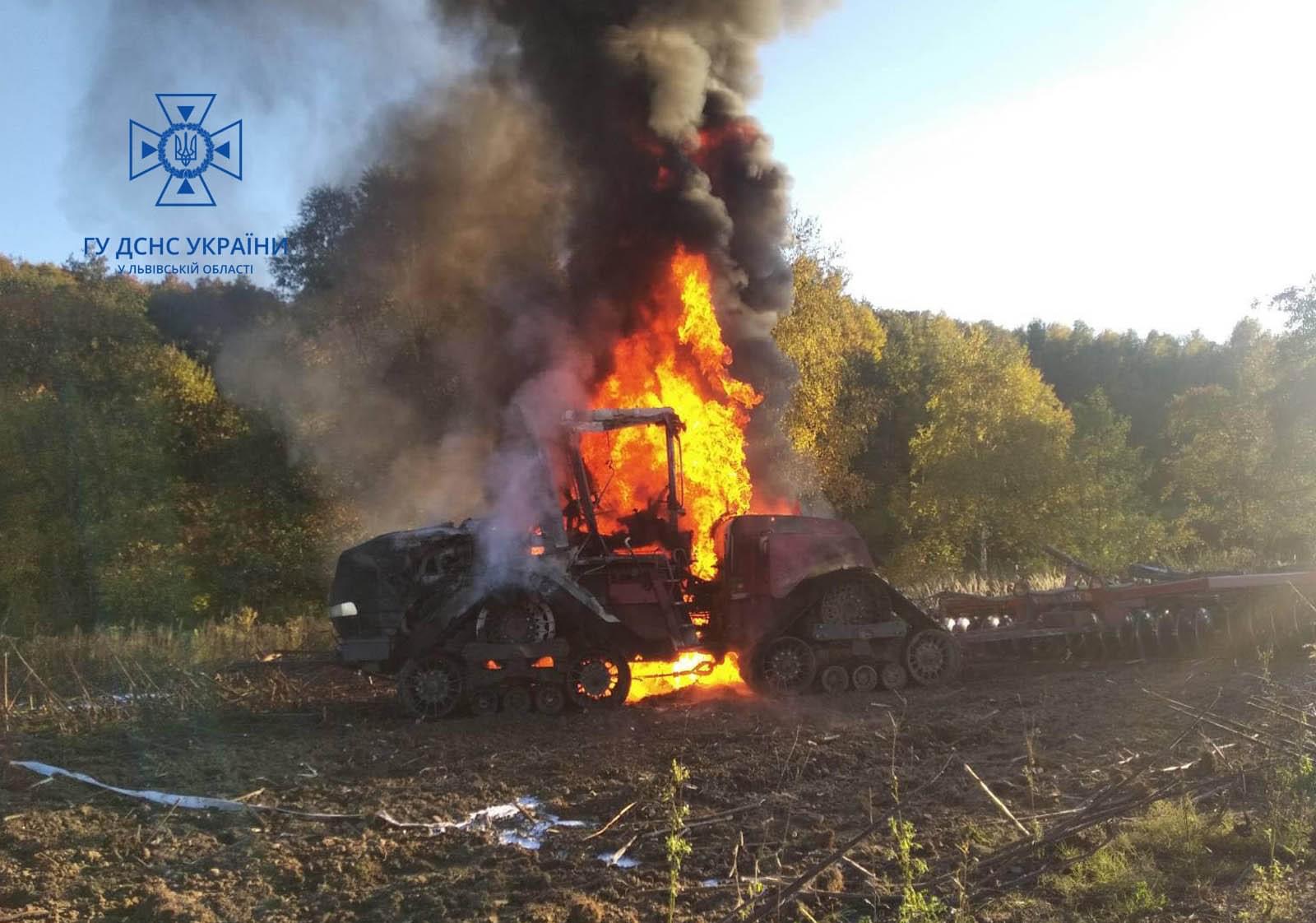 На Яворівщині в полі вщент вигорів трактор