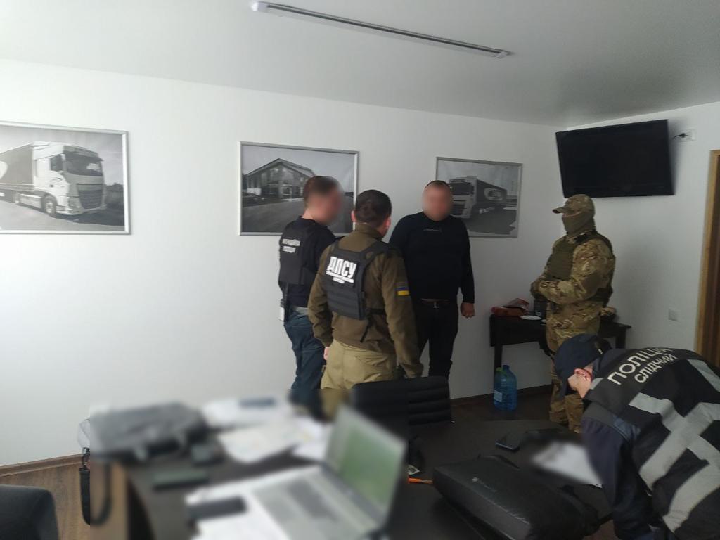 Створили фіктивну фірму: на Львівщині викрили чоловіків, що допомогали особам призовного віку виїхати за кордон