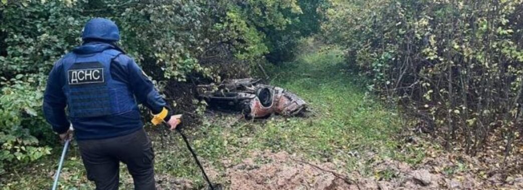 Чотири людини загинули на місці: на Чернігівщині в лісі підірвався легковик