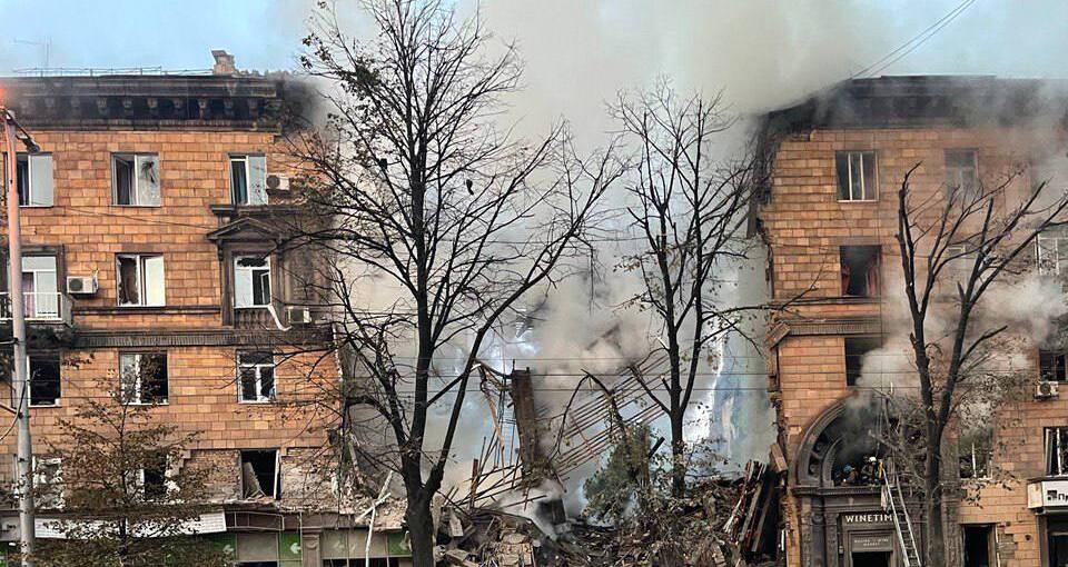 Ракетний удар по Запоріжжю: зруйновано житлову багатоповерхівку, двоє людей загинули