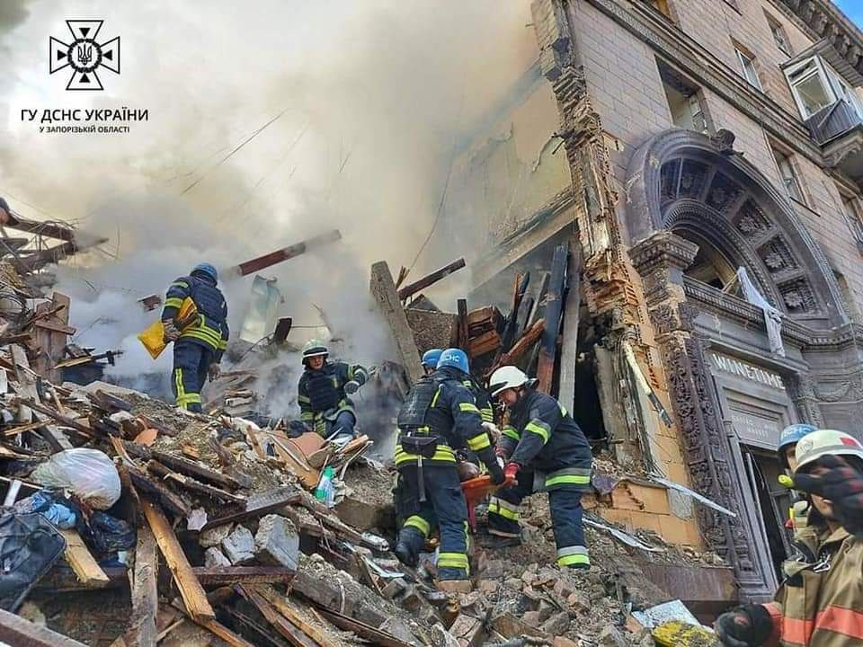 Ракетний удар по Запоріжжю: 11 загиблих, триває розбір завалів