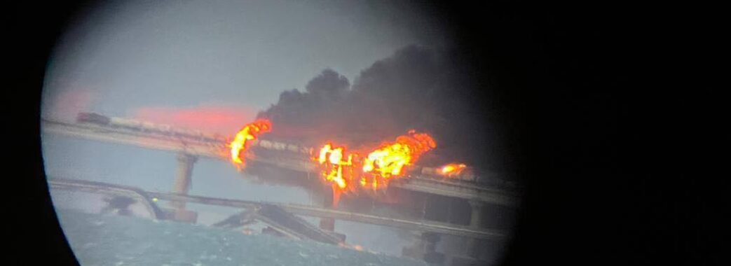 На Кримському мості пожежа: горить цистерна з паливом, дорога зруйнована