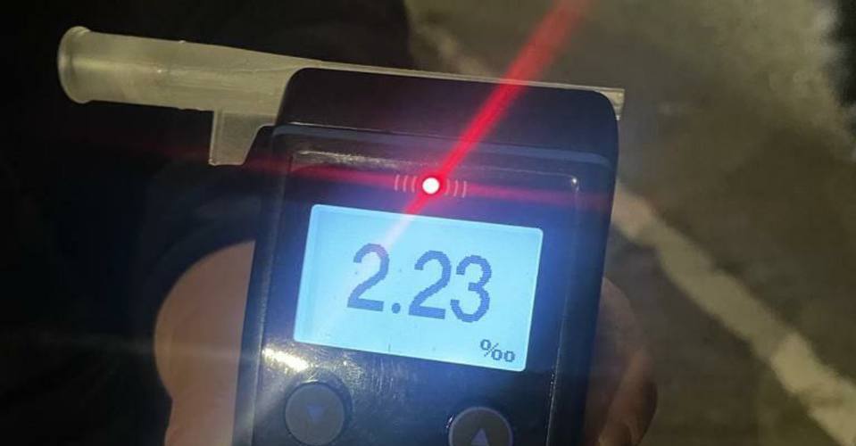 У Львові вночі п’яний водій врізався в автівку поряд