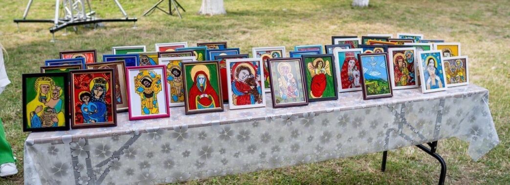 На Яворівщині писали ікони, щоб допомогти вимушеним переселенцям