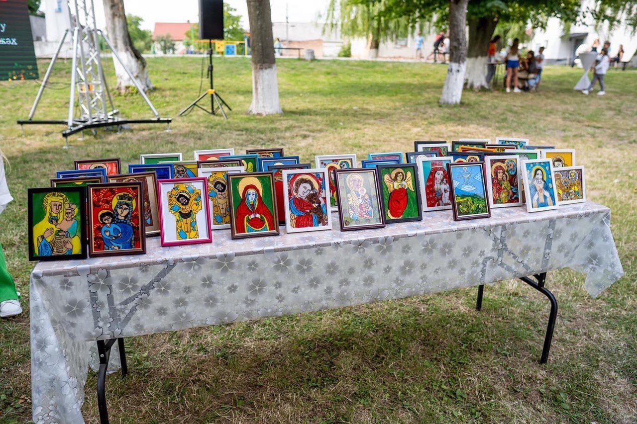На Яворівщині писали ікони, щоб допомогти вимушеним переселенцям