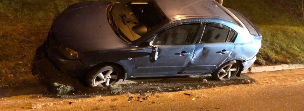 Виправдовувався, що випив після аварії: у Львові водій в‘їхав в дорожній знак та перекинувся