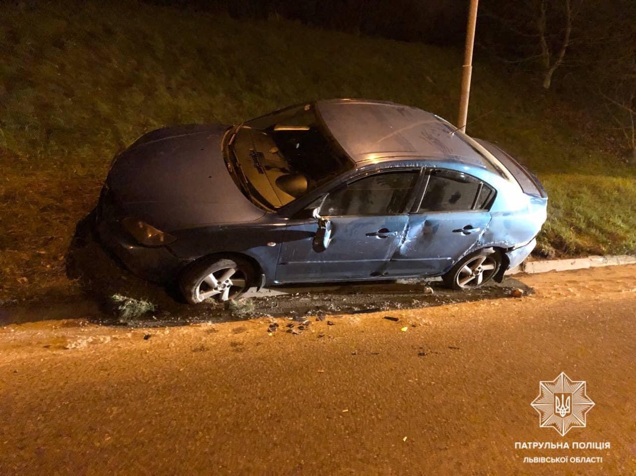 Виправдовувався, що випив після аварії: у Львові водій в‘їхав в дорожній знак та перекинувся