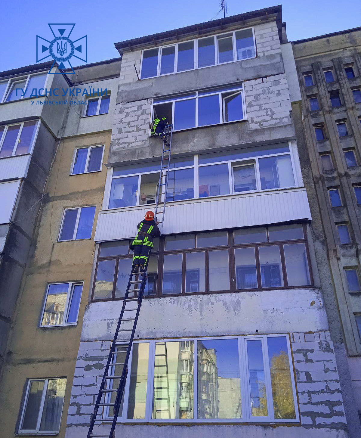 В Жовкві 2-річна дитина зачинилась в квартирі: довелось викликати рятувальників