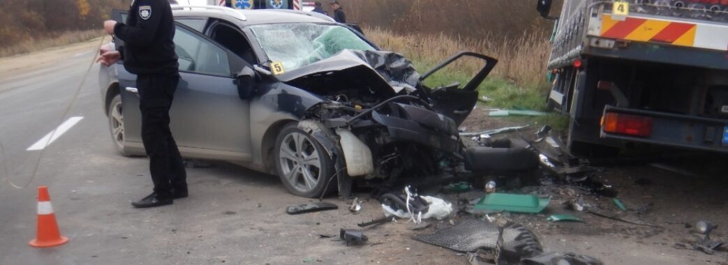 Троє людей травмувалися в аварії легковика і фури на Львівщині