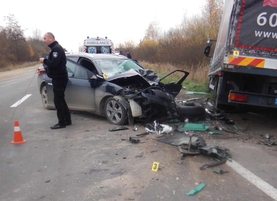 Троє людей травмувалися в аварії легковика і фури на Львівщині
