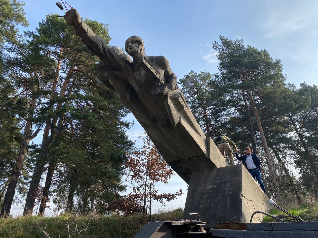 На Червоноградщині знесли 6-метровий радянський монумент