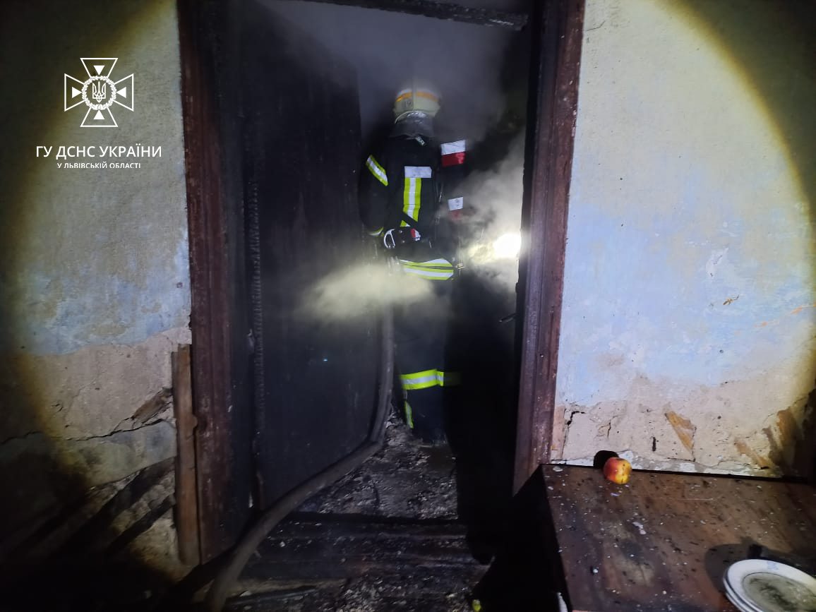 В Миколаєві вигорів дерев’яний житловий будинок